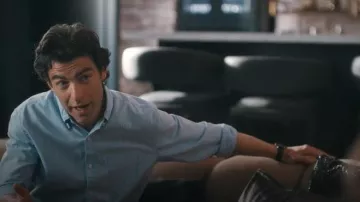 J.Crew camiseta Oxford de algodón orgánico amolcada por Levy (Max Greenfield) vista en Running Point (S02E05)