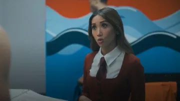 Staud Rachela Jersey de punto con botones delanteros llevada por Ali Lee (Brenda Song) como se ve en Running Point (S02E06)