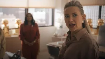 Pendientes Missoma Ripple Oversized Stud usados por Isla Gordon (Kate Hudson) como se ve en Running Point (S02E06)