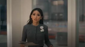 Cardigan de botones de ganchillo y flor de ganchillo con autorretrato llevado por Ali Lee (Brenda Song) como se ve en Running Point (S02E06)