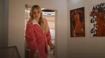 Chaqueta ajustada de lana de sarga Ganni usada por Isla Gordon (Kate Hudson) como se ve en Running Point (S02E06)