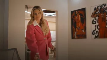 Minifalda de sarga para traje de lana Ganni llevada por Isla Gordon (Kate Hudson) como se ve en Running Point (S02E06)