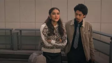 Puma T7 Leopard Luxe llevado por Sofía (Marissa Reyes) tal como se ve en Running Point (S02E06)