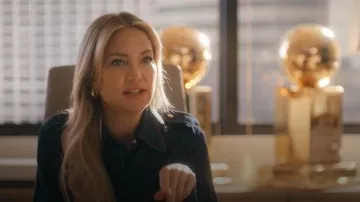 Mini vestido Zimmermann Denim Cargo llevado por Isla Gordon (Kate Hudson) visto en Running Point (S02E06)