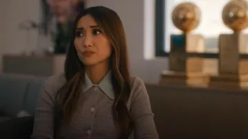 Cardigan de lana autorretrato usado por Ali Lee (Brenda Song) como se ve en Running Point (S02E06)