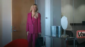 Blazer de solapa Silver Peak llevado por Isla Gordon (Kate Hudson) visto en Running Point (S02E06)