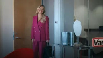 Plata pantalone de pliegue simple llevado por Isla Gordon (Kate Hudson) como se ve en Running Point (S02E06)