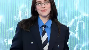 Billie Eilish me golpea fuerte y suave la americana de gira que llevo yo misma (Billie Eilish), como se ve en Billie Eilish - Hit Me Hard and Soft: Película de gira