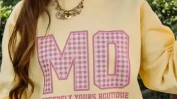 Atentamente, sudadera amarilla de cuello redondo