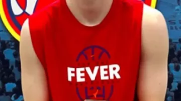 Camiseta roja que llevó Caitlin Clark en Indiana Fever 2026