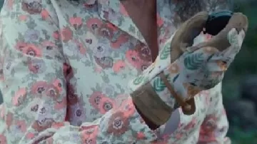 Camisa floreada que lleva Del Landry (Andie MacDowell) en El camino a casa (T03)