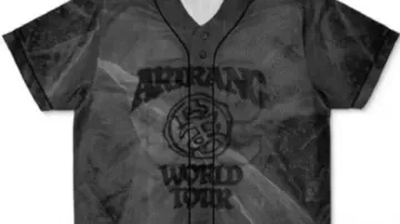 Camiseta gris usada por V BTS con la camiseta de la Arirang World Tour