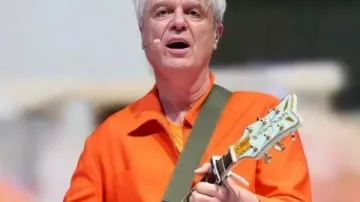 Chaqueta naranja David-Byrne de Coachella 2026 vista en Coachella