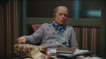 Talbots Cárdigan bordado de cuello redondo que lleva Madeline 'Matty' Matlock (Kathy Bates) como se ve en Matlock (S02E11)