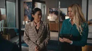 Americana cruzada de cuadros French Connection llevada por Sarah Franklin (Leah Lewis) en Matlock (S02E11)