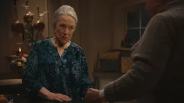 Camiseta Pintuck NYDJ usada por Madeline 'Matty' Matlock (Kathy Bates) tal como se ve en Matlock (S02E11)