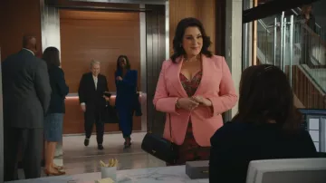 Blazer de lana de lana Stella Mccartney de un solo cruzamento llevado por Debra Palmer tal como se ve en Matlock (S02E14)