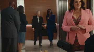 Pantalones de crepé de mujer Tahari ASL usados por Olympia Lawrence (Skye P. Marshall) tal como se ve en Matlock (S02E14)