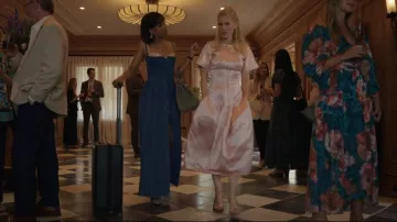 Vestido de satén rosa con cremallera Schiaparelli que lleva Nancy (Kate Mara) tal como se ve en Imperfect Women (S01E04)