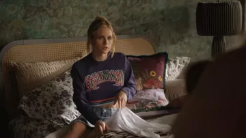 Sweat de baseball de Casablanca porté par Cora (Audrey Zahn) tel que vu dans Imperfect Women (S01E04)