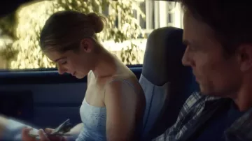 Todos a favor del minivestido de ajuste con ojales y acampanado que lleva la joven Nancy, visto en Imperfect Women (S01E04)