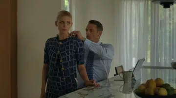 Cardigan Schiaparelli Blue Crocodile Jacquard de Mujer usado por Nancy (Kate Mara) tal como se ve en Imperfect Women (S01E05)