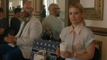Blusa ajustada Zimmermann Illuminate que lleva Nancy (Kate Mara) como se ve en Imperfect Women (S01E05)