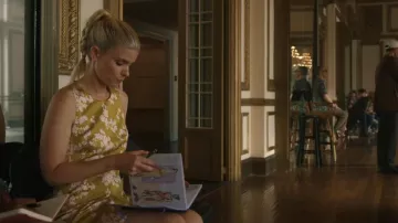 Minivestido de estampado floral de Elisabetta Franchi que lleva Nancy (Kate Mara) tal y como se ve en Imperfect Women (S01E05)
