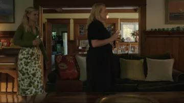 Cardigan Vince laine et cachemire en demi-lune à pointe porté par Nancy (Kate Mara) tel que vu dans Imperfect Women (S01E05)