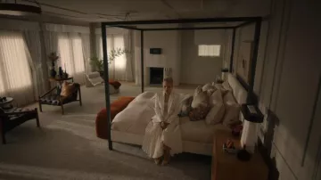 Zapatos Stuart Weitzman Stuart Power 100 para mujeres que lleva Nancy (Kate Mara) tal como se ve en Imperfect Women (S01E05)