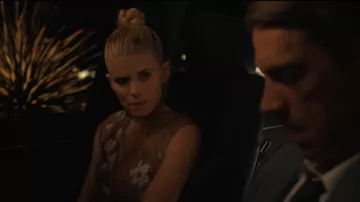Robe en organza en soie fleurie peinte à la main de Dolce & Gabbana 2008 portée par Nancy (Kate Mara) telle que vue dans Imperfect Women (S01E05)