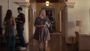 Vestido de camisa mini ceñida marrón con lunares de Anthropologie que lleva Mary (Elisabeth Moss) tal como se ve en Imperfect Women (S01E06)