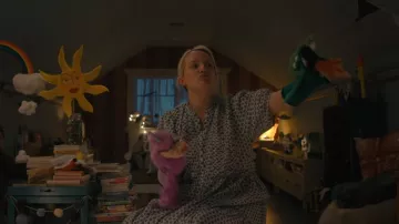 Robe midi à manches bouffantes bleu bleu doen portée par Mary (Elisabeth Moss) telle que vue dans Imperfect Women (S01E06)