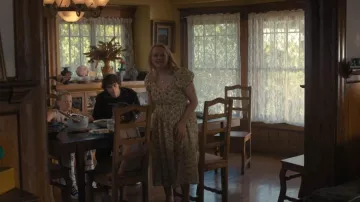 Doen Ashlynn Robe Midi en coton fleuri portée par Mary (Elisabeth Moss) telle que vue dans Imperfect Women (S01E07)