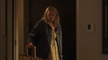 Robe Doen Ashlynn en Rosier Floral portée par Mary (Elisabeth Moss) telle que vue dans Imperfect Women (S01E08)