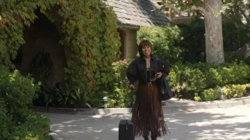 Jupe Midi Proenza Schouler Veda Veda en frange en simili-cuir portée par Eleanor (Kerry Washington) telle que vue dans Imperfect Women (S01E08)