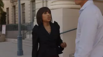 Chaqueta corta de lana plisada y abochada de hombros elásticos Alexander McQueen usada por Eleanor (Kerry Washington) como se ve en Imperfect Women (S01E08)