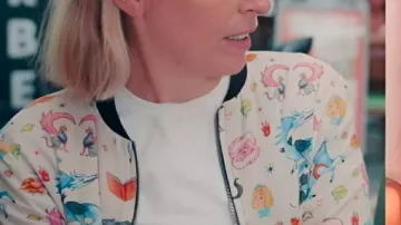 Zero Stars S01 Sara Pascoe Bomber Jacket usada por Self (Sara Pascoe) en Zero Stars
