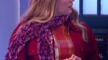 Chaqueta de ante rojo Aimee Lou Wood de Saturday Night Live UK