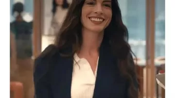 El diablo viste Prada 2 Anne Hathaway americana cruzada por Andy Sachs (Anne Hathaway), como se ve en El diablo viste de Prada 2