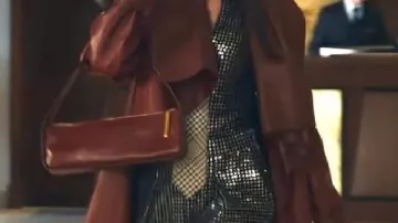 Abrigo de cuero burdeos que lleva Andy Sachs (Anne Hathaway) en El diablo viste de Prada 2