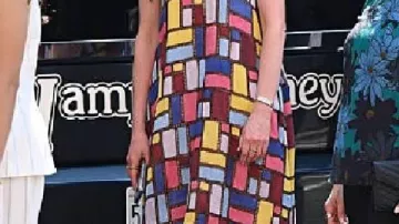 Vestido largo multicolor que lleva (Anne Hathaway) en El diablo viste de Prada