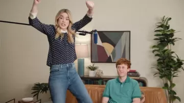 Camisa de polka de Tory Burch con forma de virutas de Jane Wickline vista en Saturday Night Live (S51E17)