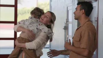 Chemise Banana Republic Relaxed Fit Cotton Resort portée par Colin McCalla telle que vue dans 9-1-1 (S09E17)
