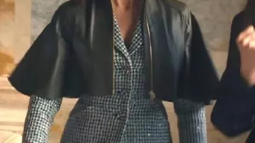 Chaqueta de capela usada por (Emily Blunt) en El diablo viste de Prada