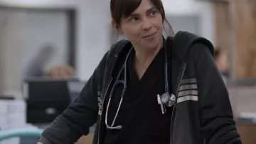 Sudadera gris oscuro con rayas de la Dra. Cassie McKay (Fiona Dourif) en The Pitt (S02E01)