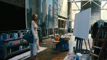 Robe crème tricotée Acne Studios S/S 2024 portée par Jules Vaughn (Hunter Schafer) telle que vue dans Euphoria (S03E04)