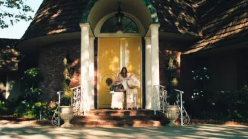 Gucci Large Savoy Duffle Bag worn by Cassie Howard (Sydney Sweeney) as seen in Euphoria (S03E04)