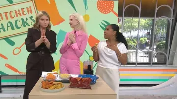 Jersey de lana con cuello Alice + Olivia Porla llevado por Lora Mclaughlin Peterson, visto en Today with Jenna & Sheinelle el 5 de mayo de 2026