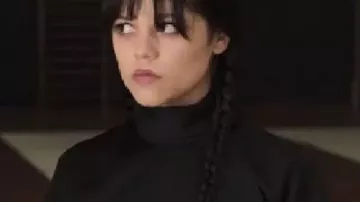 Camisa negra de cuello corto de miércoles usada por Wednesday Addams / Goody Addams (Jenna Ortega) como se ve en Wednesday